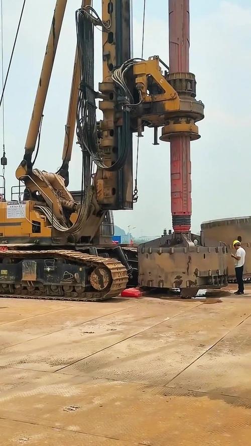 旋挖机施工现场实拍 大型工程机械如何重塑现代建筑工程